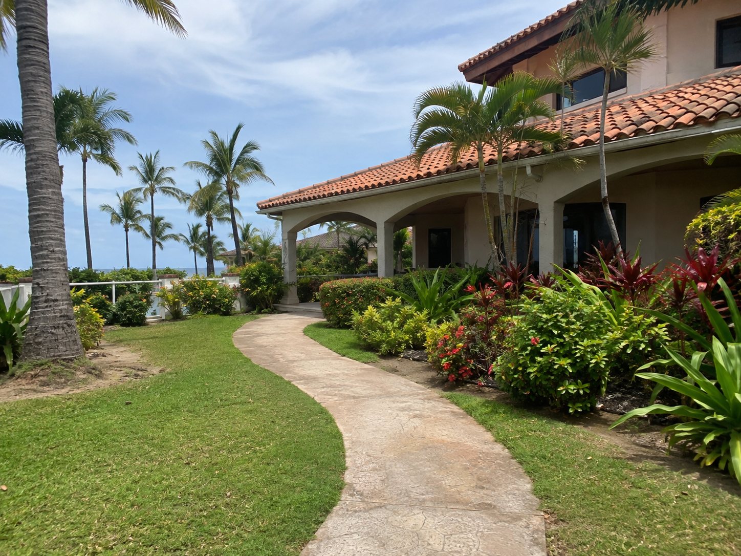Casa frente al mar con jardín y sendero mantenido en Coronado