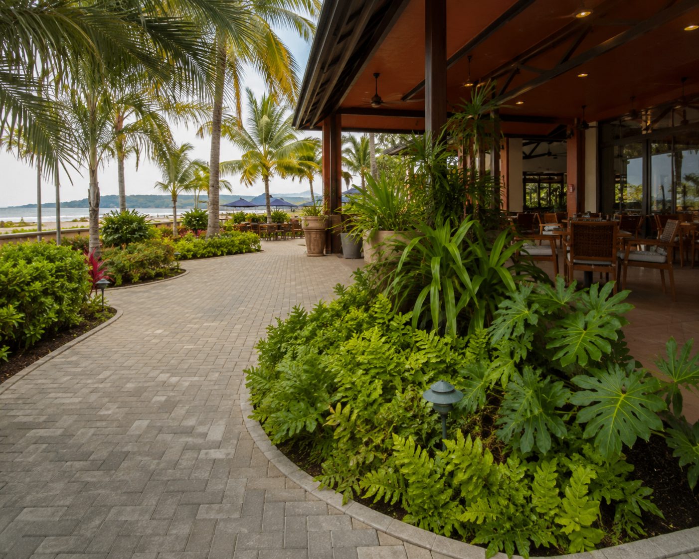 Terraza de restaurante frente al mar con jardineras